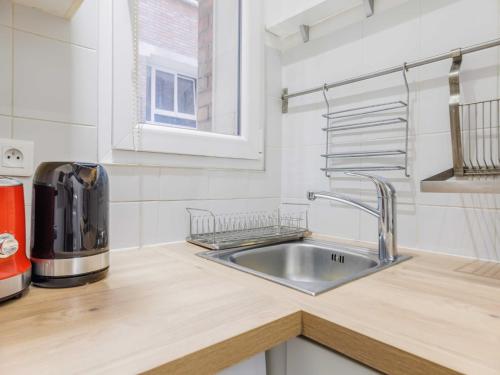 Il comprend une cuisine équipée d'un évier et d'une cafetière. dans l'établissement Charmant appt - 1 BDR 2P convention 15e arr, à Paris