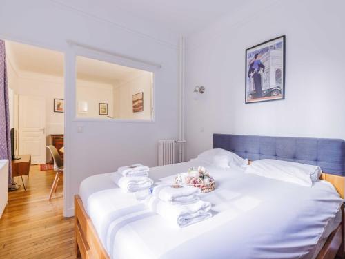 une chambre avec un lit avec des serviettes dessus dans l'établissement Charmant appt - 1 BDR 2P convention 15e arr, à Paris