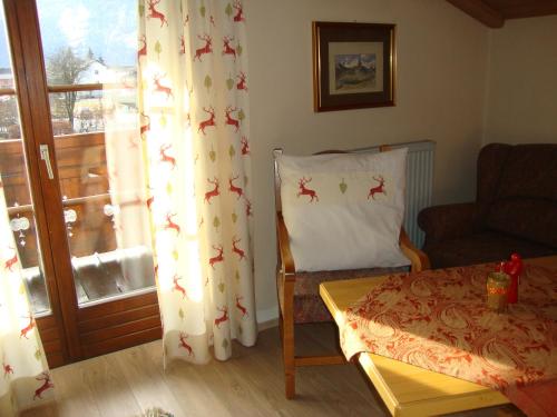 uma sala de estar com uma cadeira e uma janela em Landhaus Kurz em Golling an der Salzach