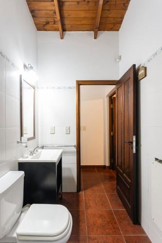 a bathroom with a toilet and a sink at Pour Le Galerie in San Antonio de Areco