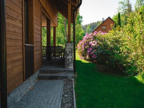 Zahrada ubytování Villa in Jeseniky with Sauna & Mountain Views