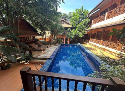 Bazén v ubytování บ้านยุ้งฮีลล์รีสอร์ท Baan Yung Hill Resort nebo v jeho okolí