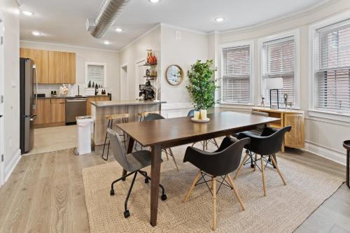 Cucina o angolo cottura di Loopin Around Atlantic City Luxe 5BR Townhouse in Orange Loop