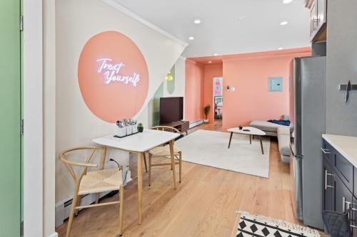 Μια τηλεόραση ή/και κέντρο ψυχαγωγίας στο Urban Chic 1BR - Walk to Boardwalk - Min to Beach
