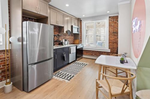 Η κουζίνα ή μικρή κουζίνα στο Urban Chic 1BR - Walk to Boardwalk - Min to Beach