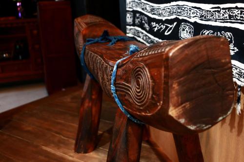 a wooden bench sitting on top of a table at ホテル宿かいふ in Kaiyo