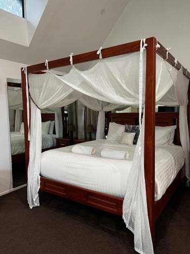 Una cama o camas en una habitación de Gallery Walk Chalets - Tamborine Mountain