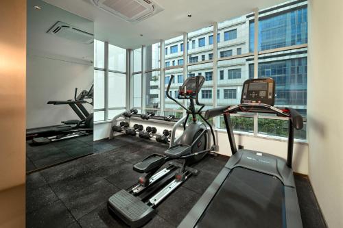 a gym with two treadmills and a treadmill at Model J Hotel Jakarta Soekarno - Hatta Airport 曼居酒店 雅加达苏加诺哈达机场店 in Gardu
