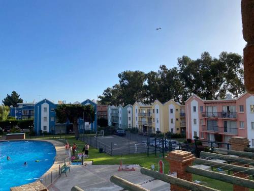 Bazén v ubytování Departamento en Algarrobo Condominio Altos de Mirasol nebo v jeho okolí
