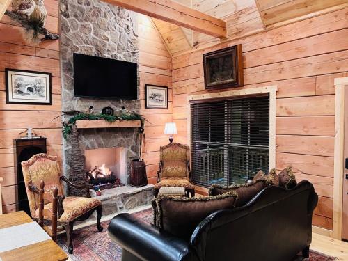 a living room with a fireplace and a tv at Turkey Creek Cabin Rentals #2 at Tims Ford lake in Tullahoma
