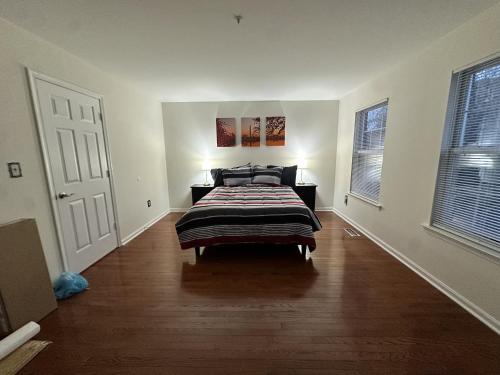 Un dormitorio con una cama y dos ventanas. en Comfortable, Convenient Room near DC, en Hillcrest Heights