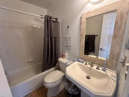 Bilik mandi di Comfortable, Convenient Room near DC