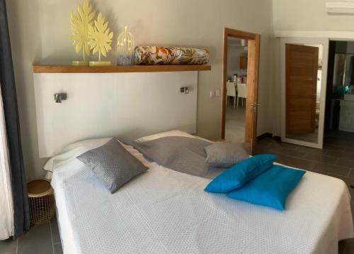 Ένα ή περισσότερα κρεβάτια σε δωμάτιο στο Penthouse Bain Bœuf vue mer