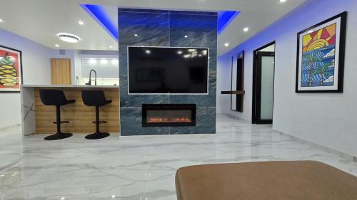 TV a/nebo společenská místnost v ubytování Beachfront Apartment in Luquillo at Sandy Hills