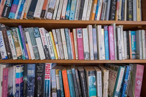 a book shelf filled with lots of books at Lake View Inn in Rotorua