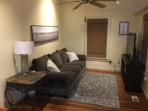 Μια τηλεόραση ή/και κέντρο ψυχαγωγίας στο 2br home with patio near lakes and walking trails