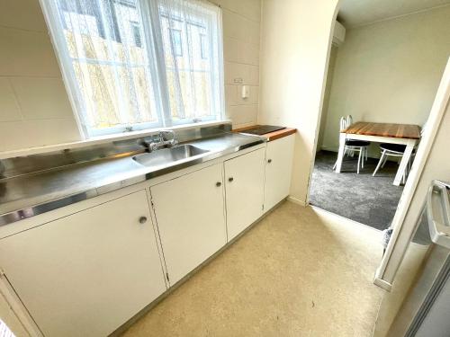 Kuchyň nebo kuchyňský kout v ubytování Browns Bay Olive Tree - Pet Friendly Family Apartment