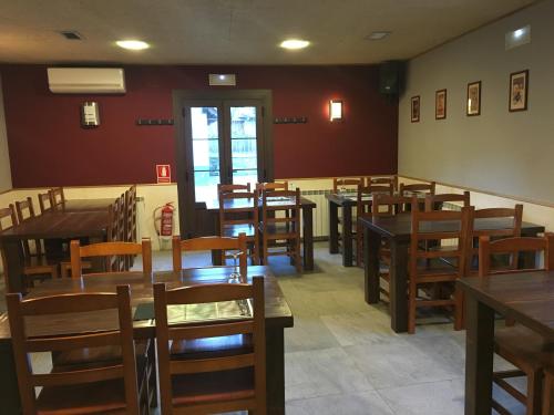 Hostal Otsoa tesisinde bir restoran veya yemek mekanı