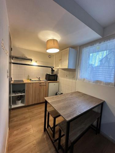 - une cuisine avec une table en bois dans une chambre dans l'établissement la petite cachette, à Yffiniac
