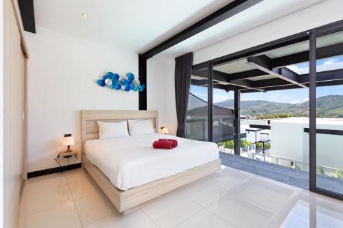 Katil atau katil-katil dalam bilik di Loft Style 4BR Villa Sunset Garden 4 with 12m Salt Water Pool, near NaiHarn