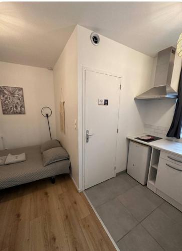 - un petit salon avec une porte et un canapé dans l'établissement Studio zen, à Saint-Brieuc