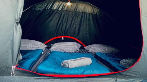 een kleine tent met een bed erin bij ที่พักแบบเต็นท์ Waraporn Valley in Ban Nong Tum