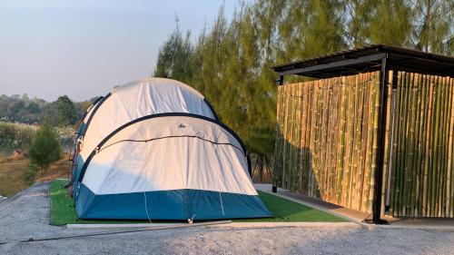 een tent staat langs de kant van de weg bij ที่พักแบบเต็นท์ Waraporn Valley in Ban Nong Tum