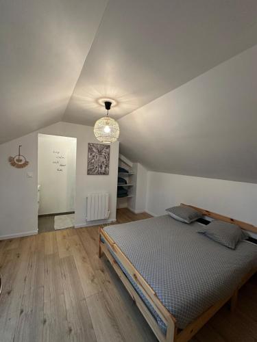 une chambre avec un lit dans un grenier dans l'établissement Sous les toits, à Saint-Brieuc