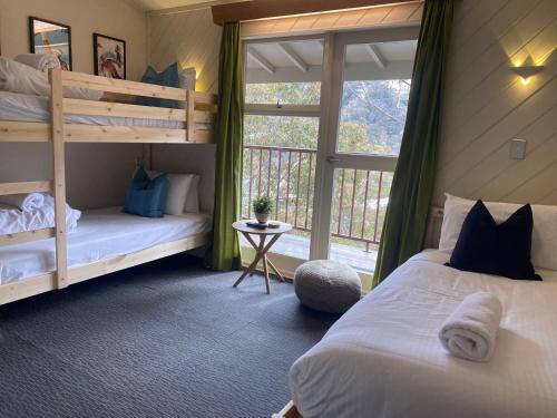 スレッドボにあるTyrola 2の二段ベッド2台と窓のある寝室