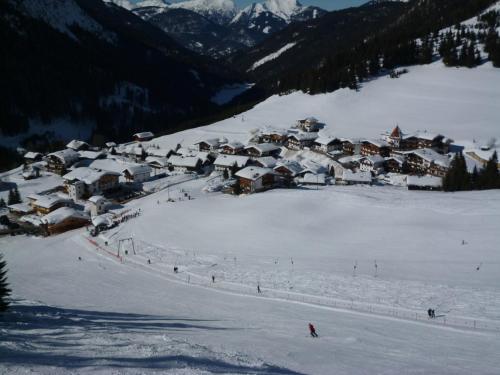 un grupo de personas esquiando por una pista cubierta de nieve en Gästehaus Bergland, en Berwang