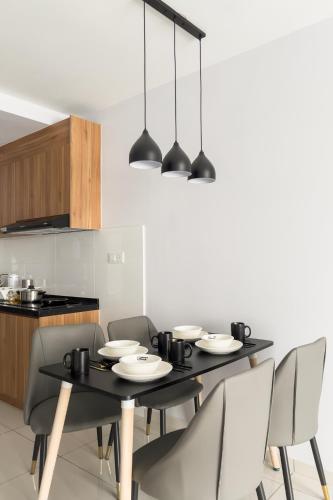 Una cocina o zona de cocina en Gaia Residence, Gamuda Gardens Rawang by Sleepy Bear