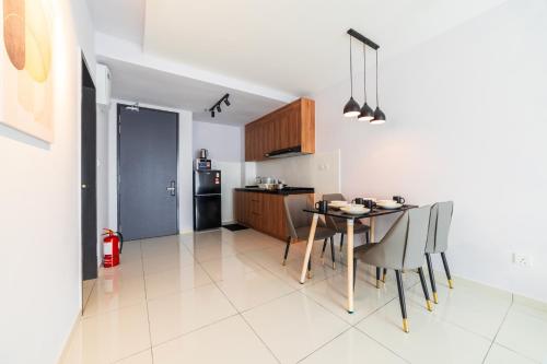 Una cocina o zona de cocina en Gaia Residence, Gamuda Gardens Rawang by Sleepy Bear