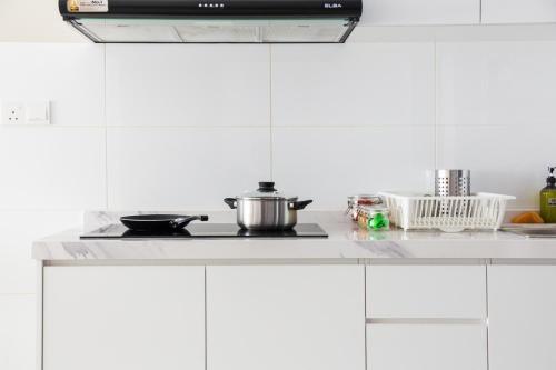 Una cocina o zona de cocina en Gaia Residence, Gamuda Gardens Rawang by Sleepy Bear