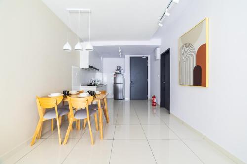 Una cocina o zona de cocina en Gaia Residence, Gamuda Gardens Rawang by Sleepy Bear