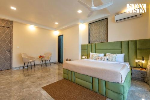 Postel nebo postele na pokoji v ubytování StayVista at Blush Belle - Pool and Wifi