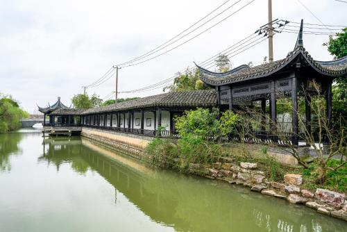a building on the side of a river at 丽呈别院 in Shanghai