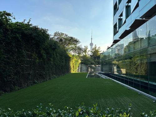 Un jardín fuera de Banyantree Shanghai On the Bund - Tales rooftop bar boasts a jaw-dropping panoramic vista