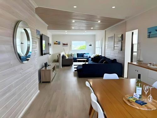 Χώρος καθιστικού στο Stones Throw to Beach & Chiton Surf Club