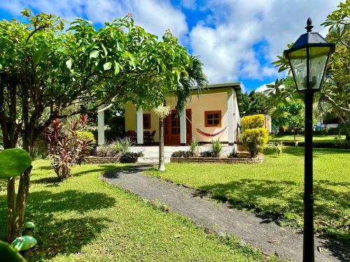 a house with a street light in front of a yard at Hospedaje Soma in Moyogalpa