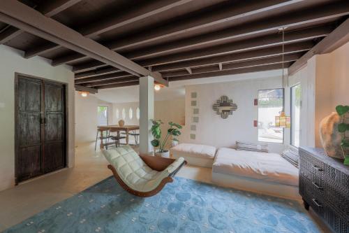 un soggiorno con un divano e una poltrona di Private Pool, 8-Bedroom, Old Town, Entire Estate - TANPURI Thapea - Prime Location a Chiang Mai