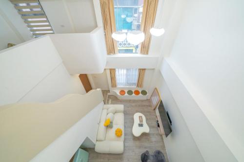 an overhead view of a living room with white furniture at Tsum chill in Tainan