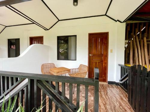 Balkoni atau teres di Nayon Inn