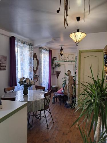 un salon avec une table et des chaises et une salle à manger dans l'établissement Terra-Crystal, à Rochefort