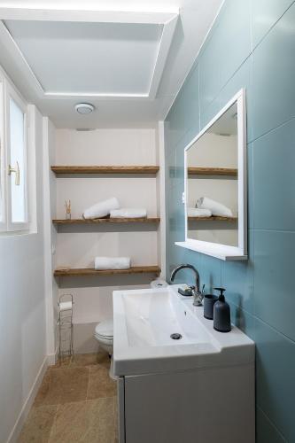 une salle de bain avec un lavabo blanc et un miroir dans l'établissement Au coeur de Marlotte, à Bourron-Marlotte