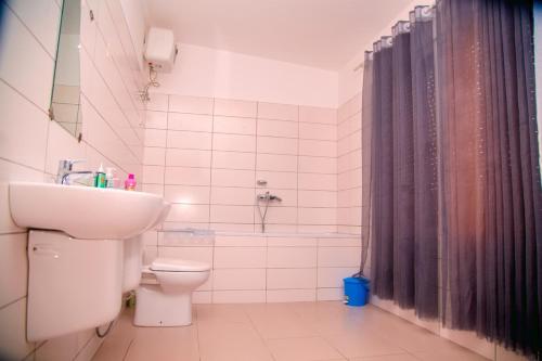 Koupelna v ubytování Two Storey Three Bedroom House