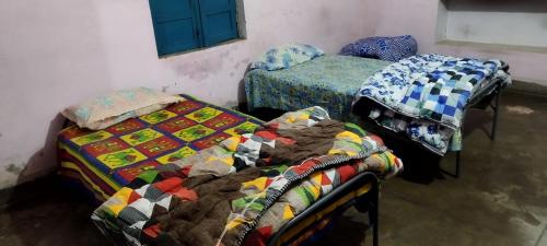 Katil atau katil-katil dalam bilik di Prayagraj Homestay