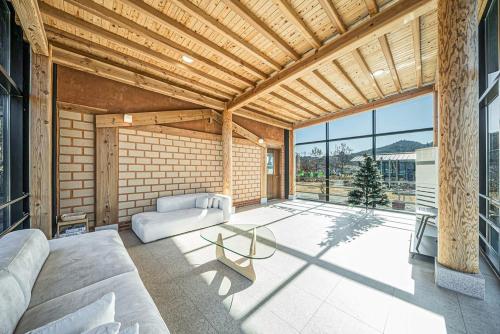 a large living room with a couch and a table at Gyeongju Davulchon Pension in Gyeongju