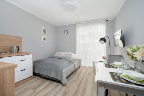 Posteľ alebo postele v izbe v ubytovaní Jasny & Elegancki Apartament typu Studio z Tarasem by Noclegi Renters