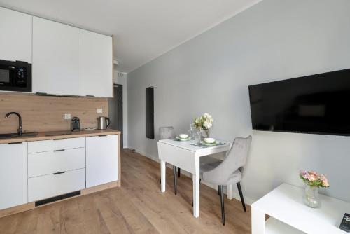 Kuchyňa alebo kuchynka v ubytovaní Jasny & Elegancki Apartament typu Studio z Tarasem by Noclegi Renters