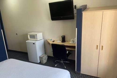 Μια τηλεόραση ή/και κέντρο ψυχαγωγίας στο Days Inn & Suites by Wyndham Hutchinson